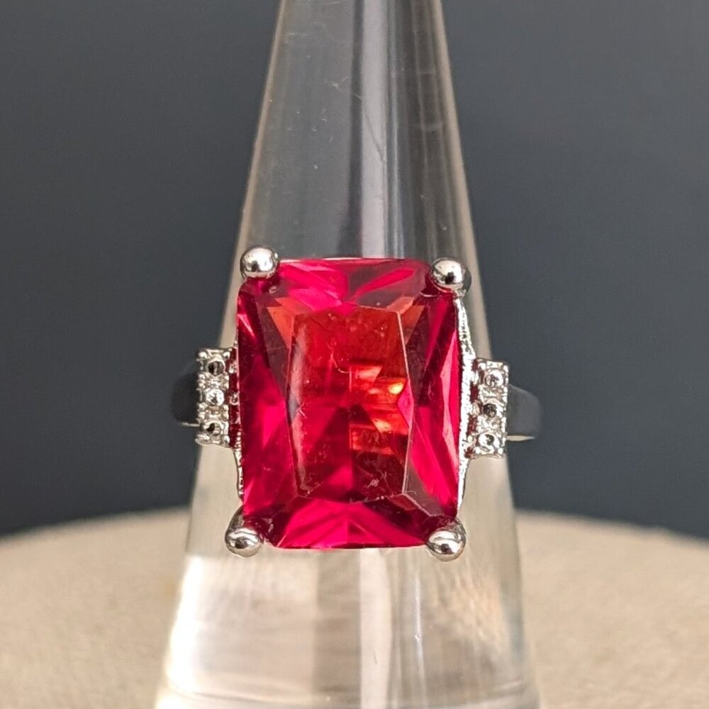 Large red glass statement ring - Picture 5 of 12